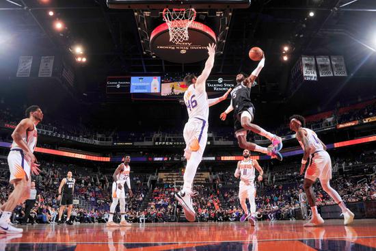 福克斯27分6助 布克34分7助 6人上双国王114-103逆转太阳 福克斯27分6助 布克34分7助 6人上双国王114-103逆转太阳