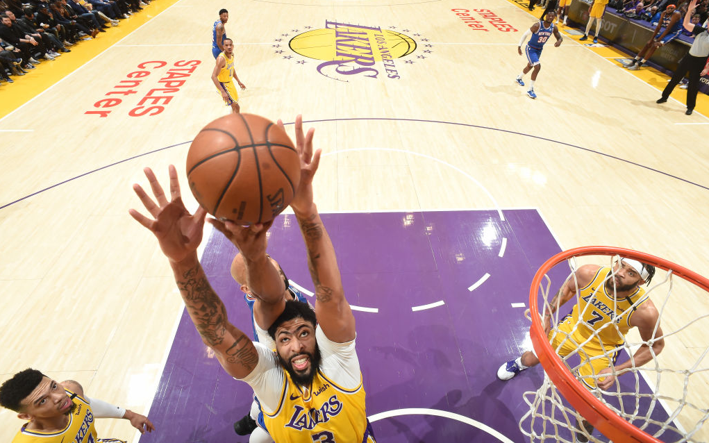 詹姆斯31分5板5助 浓眉伤退 巴雷特19分 湖人117-87轻取尼克斯 詹姆斯31分5板5助 浓眉伤退 巴雷特19分 湖人117-87轻取尼克斯