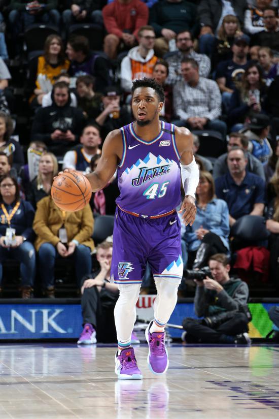 戈贝尔16分16板 米切尔16分6助 波蒂斯13分13板 爵士128-104尼克斯 戈贝尔16分16板 米切尔16分6助 波蒂斯13分13板 爵士128-104尼克斯