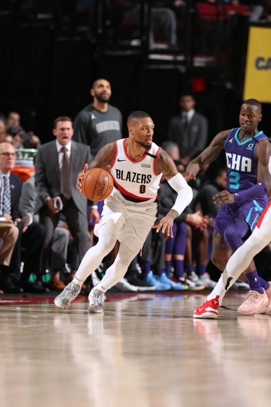 利拉德30分9助 安东尼17分6板8助 开拓者115-112险胜黄蜂 利拉德30分9助 安东尼17分6板8助 开拓者115-112险胜黄蜂