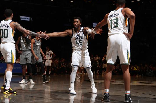 篮网107-118负爵士 米切尔砍25分戈贝尔两双欧文空砍32+11 篮网107-118负爵士 米切尔砍25分戈贝尔两双欧文空砍32+11