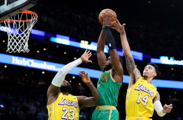 凯尔特人以139-107痛宰湖人止三连败 詹皇15+13遭虐扣浓眉复出9分 凯尔特人以139-107痛宰湖人止三连败 詹皇15+13遭虐扣浓眉复出9分