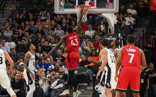 猛龙客场以110-106战胜马刺取7连胜 西卡35+8洛里16分德罗赞14+7 猛龙客场以110-106战胜马刺取7连胜 西卡35+8洛里16分德罗赞14+7