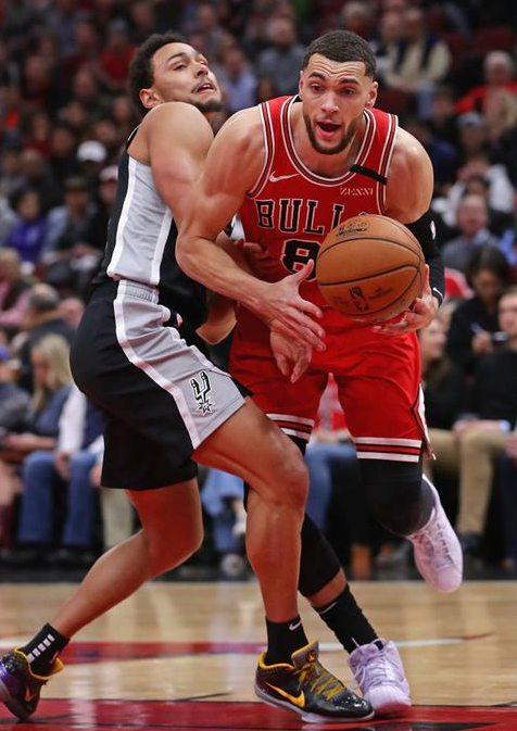 公牛主场以110-109险胜马刺 拉文23分准绝杀德罗赞36+10失扳平球 公牛主场以110-109险胜马刺 拉文23分准绝杀德罗赞36+10失扳平球