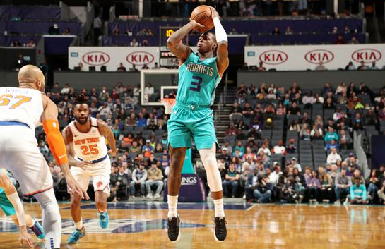 黄蜂主场以97-92险胜尼克斯止8连败 罗齐尔30+10兰德尔24+5 黄蜂主场以97-92险胜尼克斯止8连败 罗齐尔30+10兰德尔24+5