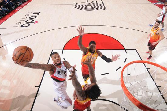 开拓者主场以124-107大胜爵士拿到4连胜 利拉德51+12哈桑17+21 开拓者主场以124-107大胜爵士拿到4连胜 利拉德51+12哈桑17+21