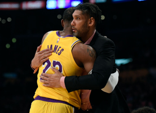 湖人主场129-102击败马刺取2连胜 勒布朗36+7+9德罗赞28+9浓眉18分 湖人主场129-102击败马刺取2连胜 勒布朗36+7+9德罗赞28+9浓眉18分