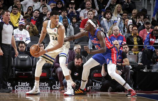 字母哥33分16板 米德尔顿28分8板 罗斯12分 雄鹿126-106大胜活塞 字母哥33分16板 米德尔顿28分8板 罗斯12分 雄鹿126-106大胜活塞