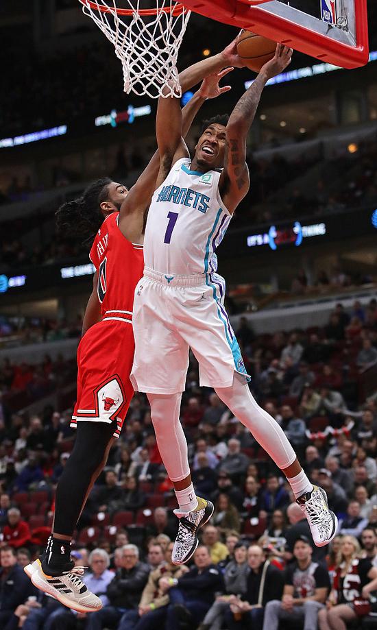 蒙克25分6板 布里奇斯22分8板 赛迪斯-杨22分11板 黄蜂103-93客胜公牛 蒙克25分6板 布里奇斯22分8板 赛迪斯-杨22分11板 黄蜂103-93客胜公牛