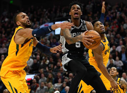 马刺6人上双以113-104击败爵士取得2连胜 穆雷23分 戈贝尔18+14 马刺6人上双以113-104击败爵士取得2连胜 穆雷23分 戈贝尔18+14