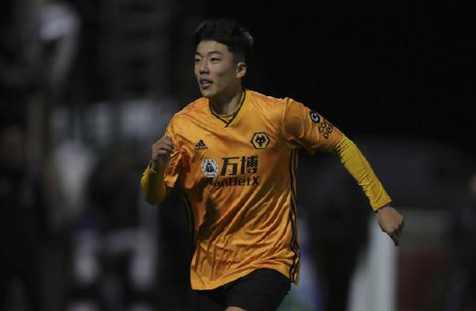 英超狼队官宣:与中国小将何朕宇续约至2023年 英超狼队官宣:与中国小将何朕宇续约至2023年