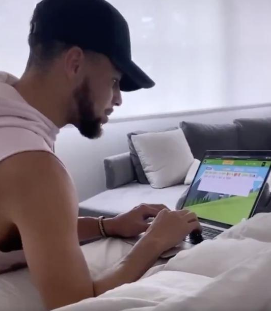 库里在家自己学习电脑打字"二指禅"笑喷网友 自嘲是二年级小学生 库里在家自己学习电脑打字"二指禅"笑喷网友 自嘲是二年级小学生