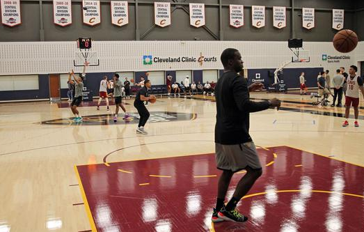 严格限制!曝NBA开启单人训练 知情人:一次最多只能进4人 严格限制!曝NBA开启单人训练 知情人:一次最多只能进4人