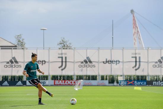 总裁回归!C罗亮相尤文训练场 乔妹亲自为他编辫子 总裁回归!C罗亮相尤文训练场 乔妹亲自为他编辫子