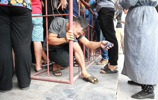 越南足球开赛球迷扎堆抢球票 南定主帅:空场比赛太乏味 越南足球开赛球迷扎堆抢球票 南定主帅:空场比赛太乏味