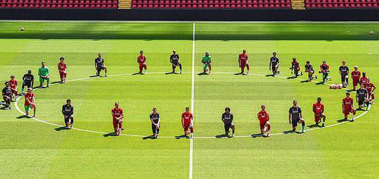 伟大的一幕!利物浦全队单膝跪地 声援黑人抗议运动 伟大的一幕!利物浦全队单膝跪地 声援黑人抗议运动