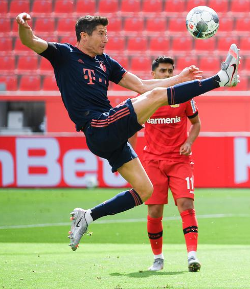 世一锋!莱万38战44球创三大纪录 超越大罗神迹近在眼前 世一锋!莱万38战44球创三大纪录 超越大罗神迹近在眼前