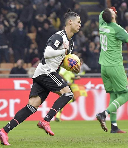 C罗:曾半夜溜出宿舍加练 我用最高水平完成所有训练 C罗:曾半夜溜出宿舍加练 我用最高水平完成所有训练