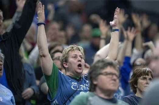 顶不住了!森林狼裁掉18名全职员工 降薪一并进行 顶不住了!森林狼裁掉18名全职员工 降薪一并进行