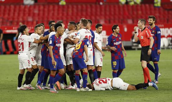 梅西暴怒!挨踢后怒推对手 巴萨数人撕扯要干架 梅西暴怒!挨踢后怒推对手 巴萨数人撕扯要干架