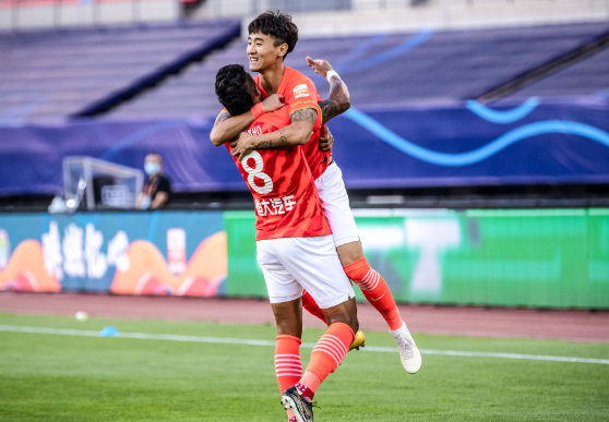 中超-恒大2-0申花夺开门红 韦世豪2球杨立瑜送助攻 中超-恒大2-0申花夺开门红 韦世豪2球杨立瑜送助攻