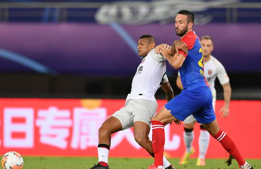 中超-10人上港1-1绝平青岛 王栋点进奥斯卡点球扳平 中超-10人上港1-1绝平青岛 王栋点进奥斯卡点球扳平