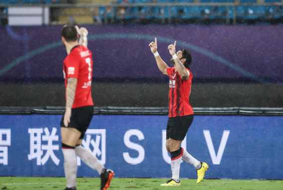 中超-上港2-1战胜青岛黄海 阿瑙胡尔克双响鸭梨世界级倒钩 中超-上港2-1战胜青岛黄海 阿瑙胡尔克双响鸭梨世界级倒钩