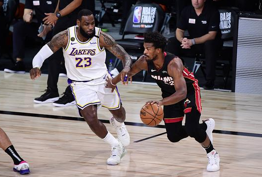 热火115-104击败湖人&扳成1-2 巴特勒40+11+13 詹姆斯25+10+8 热火115-104击败湖人&扳成1-2 巴特勒40+11+13 詹姆斯25+10+8