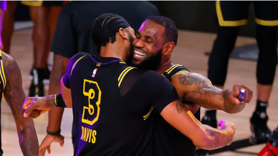 湖人总决赛G5将穿黑曼巴球衣 此前披幸运战袍四战全胜 湖人总决赛G5将穿黑曼巴球衣 此前披幸运战袍四战全胜