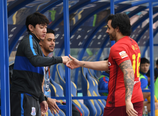 中超-申花4-1十人华夏 彭欣力世界波高拉特建功 中超-申花4-1十人华夏 彭欣力世界波高拉特建功