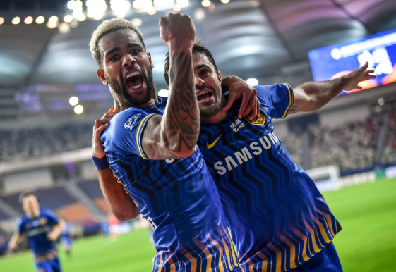 中超-苏宁2-1战胜恒大14轮不败首次夺冠 特谢拉1传1射 中超-苏宁2-1战胜恒大14轮不败首次夺冠 特谢拉1传1射