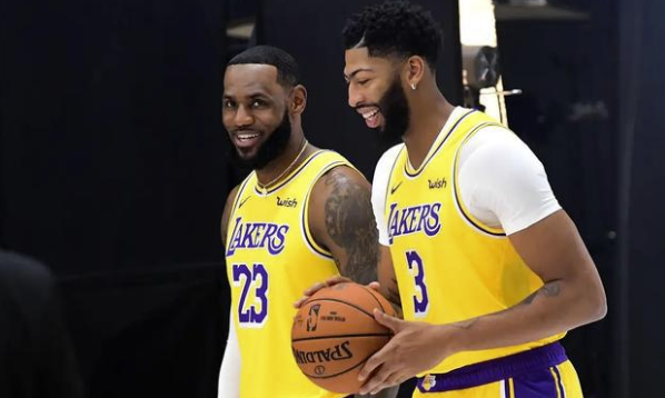 湖人为浓眉提供两套续约方案:1+1或3年1.06亿合同 湖人为浓眉提供两套续约方案:1+1或3年1.06亿合同