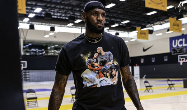 勒布朗参加湖人首次全队合练 身穿科比Gigi纪念衫 勒布朗参加湖人首次全队合练 身穿科比Gigi纪念衫