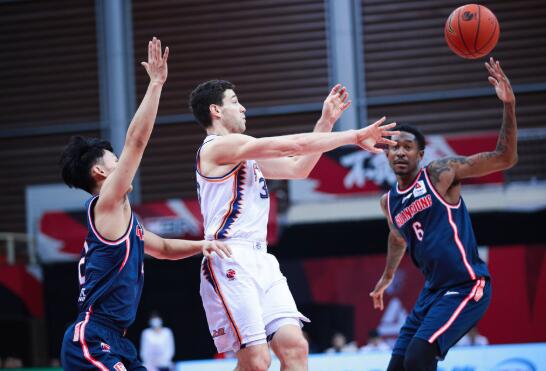 广东136-92屠杀上海获3连胜 马尚27分弗神16分 广东136-92屠杀上海获3连胜 马尚27分弗神16分