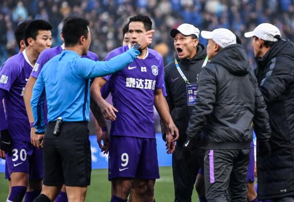 足协杯-点球大战!苏宁4-2泰达进决赛 2人染红泰达进球被吹 足协杯-点球大战!苏宁4-2泰达进决赛 2人染红泰达进球被吹