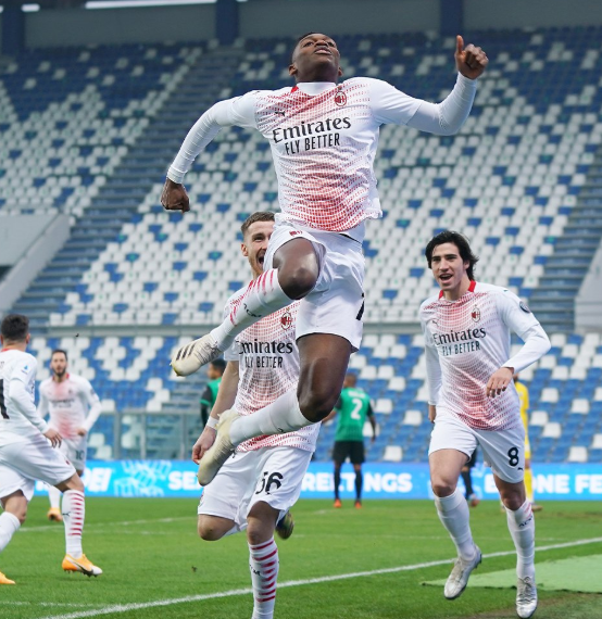 意甲-AC米兰2-1战胜萨索洛领跑积分榜 莱奥6.7秒闪击+传射 意甲-AC米兰2-1战胜萨索洛领跑积分榜 莱奥6.7秒闪击+传射