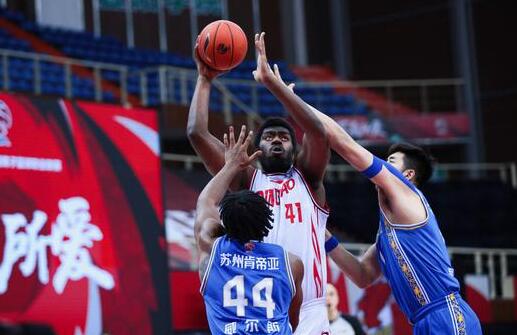 约翰逊准三双助青岛以120-111击败江苏 杨金蒙张骋宇合砍44分 约翰逊准三双助青岛以120-111击败江苏 杨金蒙张骋宇合砍44分