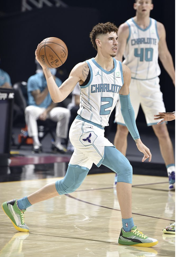 塞克斯顿27分 罗齐尔42分 海沃德28分 骑士7人上双121-114击退黄蜂 塞克斯顿27分 罗齐尔42分 海沃德28分 骑士7人上双121-114击退黄蜂