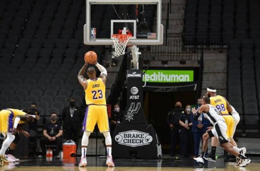 NBA-湖人121-107击败马刺 詹姆斯26+5+8 穆雷29+7+7 NBA-湖人121-107击败马刺 詹姆斯26+5+8 穆雷29+7+7