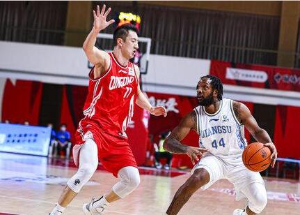 CBA-江苏103-90轻取青岛 威尔斯30+9亚当斯22分 CBA-江苏103-90轻取青岛 威尔斯30+9亚当斯22分