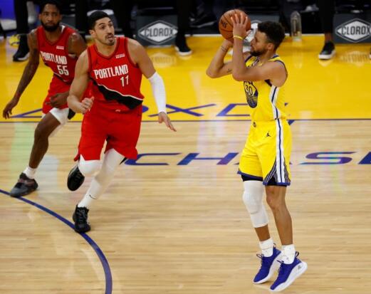 NBA-勇士137-122击败开拓者 库里生涯新高62分 利拉德32分 NBA-勇士137-122击败开拓者 库里生涯新高62分 利拉德32分