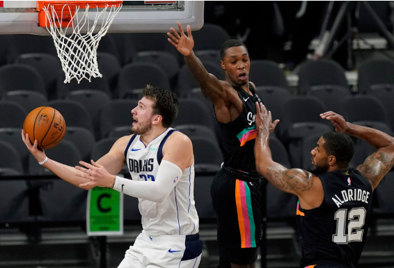 东契奇砍36分送关键助攻 独行侠122-117险胜马刺迎两连胜 东契奇砍36分送关键助攻 独行侠122-117险胜马刺迎两连胜