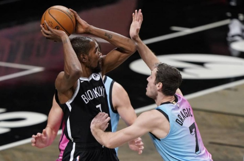 三巨头71分阿德巴约41+9 篮网128-124擒热火终结2连败 三巨头71分阿德巴约41+9 篮网128-124擒热火终结2连败