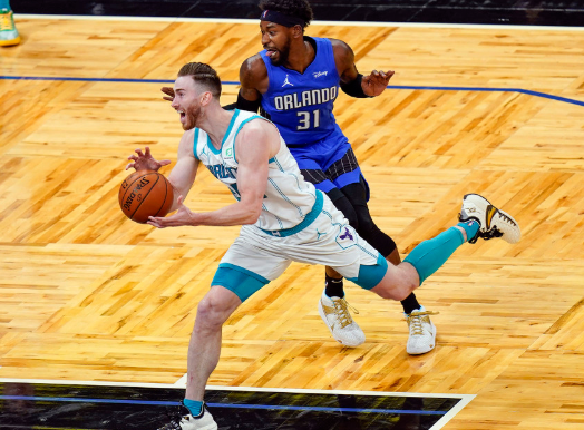 海沃德狂砍39分0.7秒中关键球 黄蜂107-104胜魔术终结4连败 海沃德狂砍39分0.7秒中关键球 黄蜂107-104胜魔术终结4连败