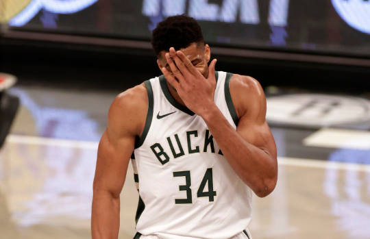 字母哥27+14+8科林斯30分 老鹰双核缺阵115-129不敌雄鹿 字母哥27+14+8科林斯30分 老鹰双核缺阵115-129不敌雄鹿