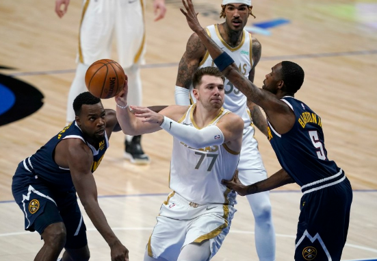 东契奇砍35分+三双 约基奇20+10 掘金117-113险胜独行侠 东契奇砍35分+三双 约基奇20+10 掘金117-113险胜独行侠