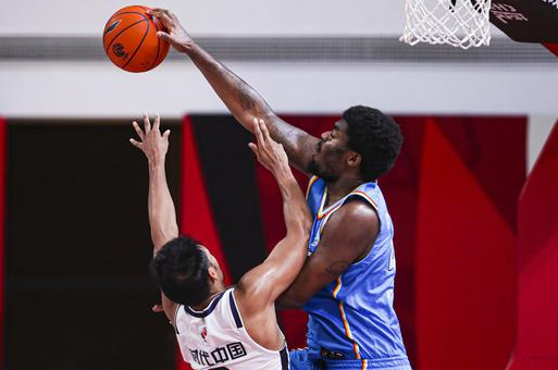 青岛116-111力克广州取三连胜 约翰逊44+19+8摩尔30+6 青岛116-111力克广州取三连胜 约翰逊44+19+8摩尔30+6