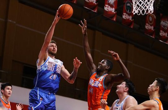 新疆130-102大胜送福建8连败 莫泰27+12齐麟6三分砍26+8 新疆130-102大胜送福建8连败 莫泰27+12齐麟6三分砍26+8