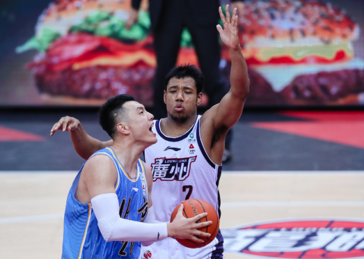 北京末节爆发114-102擒广州3连胜 翟晓川31+15摩尔30分 北京末节爆发114-102擒广州3连胜 翟晓川31+15摩尔30分