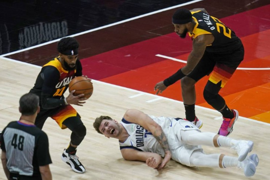 博扬32分东契奇空砍25+7+6 爵士120-101擒独行侠夺11连胜 博扬32分东契奇空砍25+7+6 爵士120-101擒独行侠夺11连胜